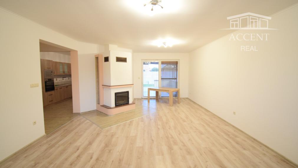 PRENÁJOM - PRIESTRANNÝ 4-IZBOVÝ BUNGALOV (188M2) S GARÁŽOU A S PEKNÝM POZEMKOM (550M2) LEN 4KM OD SENCA - HRUBÝ ŚÚR