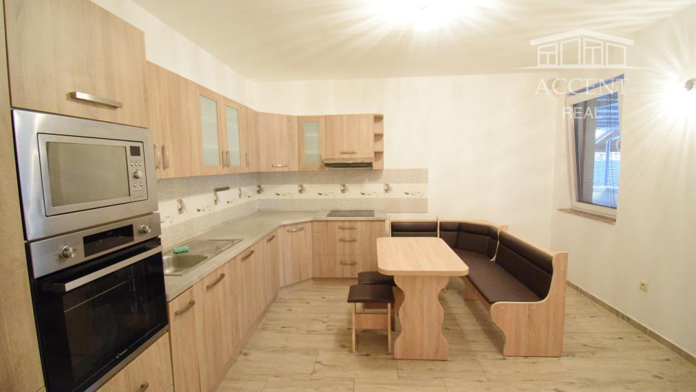 PRENÁJOM - PRIESTRANNÝ 4-IZBOVÝ BUNGALOV (188M2) S GARÁŽOU A S PEKNÝM POZEMKOM (550M2) LEN 4KM OD SENCA - HRUBÝ ŚÚR