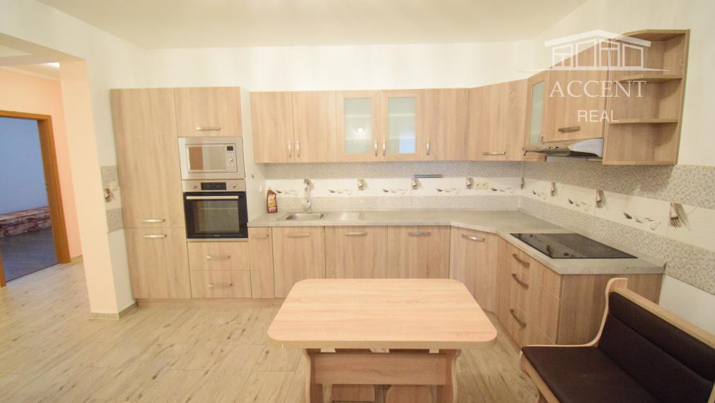 PRENÁJOM - PRIESTRANNÝ 4-IZBOVÝ BUNGALOV (188M2) S GARÁŽOU A S PEKNÝM POZEMKOM (550M2) LEN 4KM OD SENCA - HRUBÝ ŚÚR