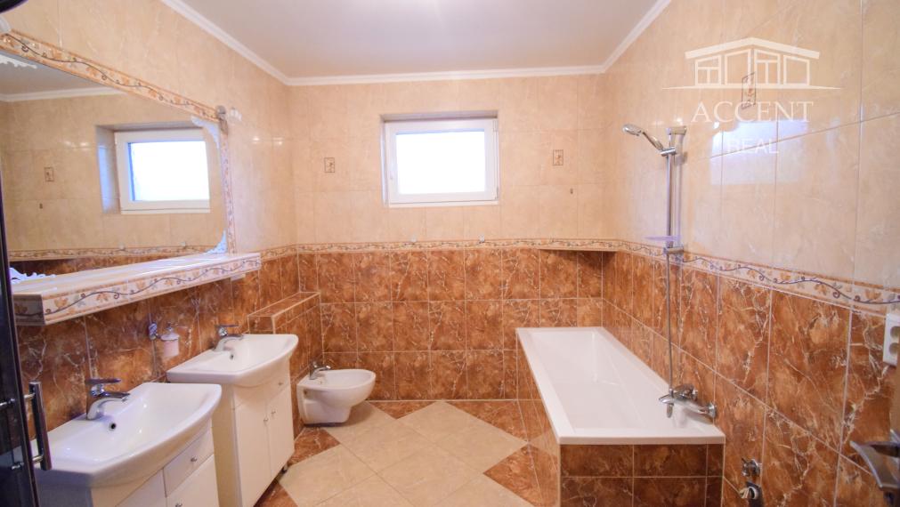 PRENÁJOM - PRIESTRANNÝ 4-IZBOVÝ BUNGALOV (188M2) S GARÁŽOU A S PEKNÝM POZEMKOM (550M2) LEN 4KM OD SENCA - HRUBÝ ŚÚR