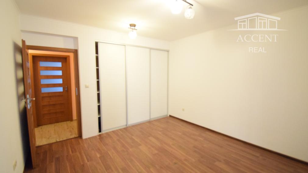 PRENÁJOM - PRIESTRANNÝ 4-IZBOVÝ BUNGALOV (188M2) S GARÁŽOU A S PEKNÝM POZEMKOM (550M2) LEN 4KM OD SENCA - HRUBÝ ŚÚR
