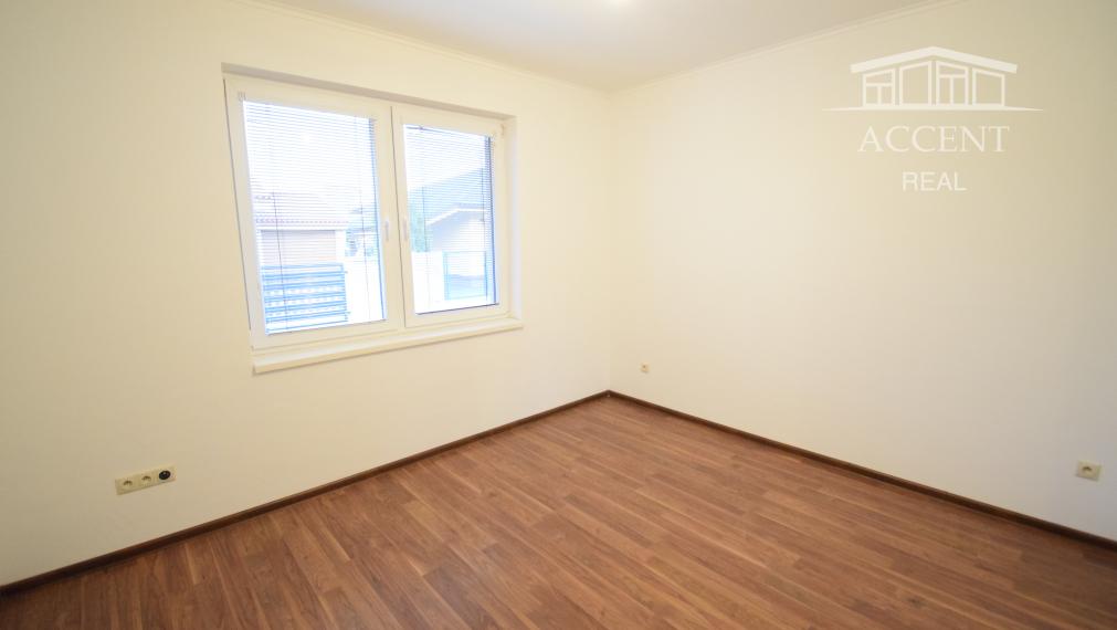 PRENÁJOM - PRIESTRANNÝ 4-IZBOVÝ BUNGALOV (188M2) S GARÁŽOU A S PEKNÝM POZEMKOM (550M2) LEN 4KM OD SENCA - HRUBÝ ŚÚR