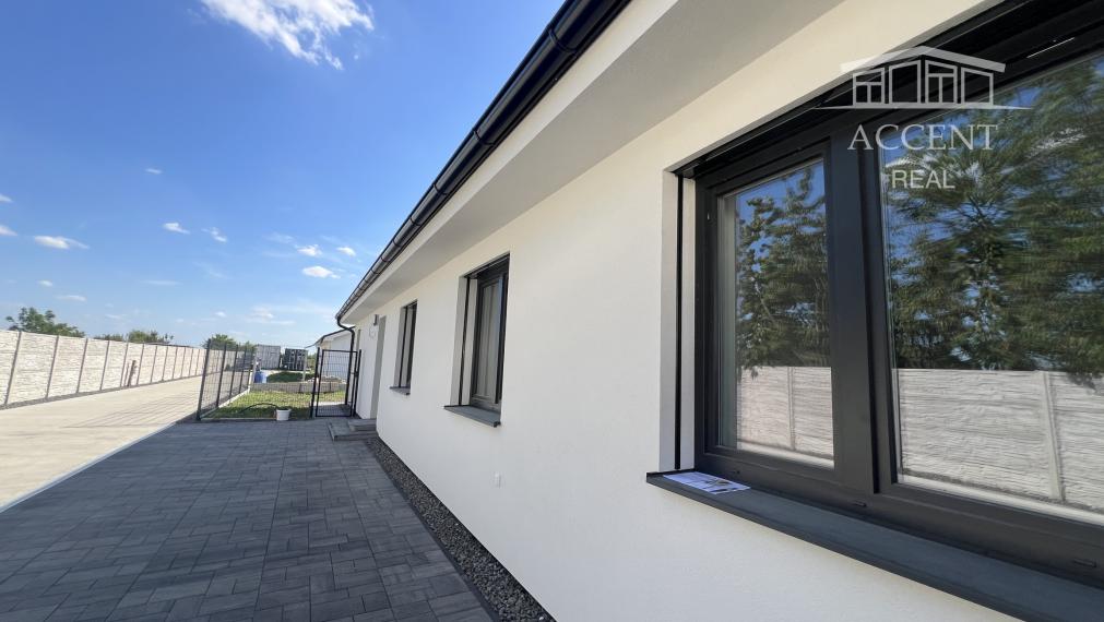 SKOLAUDOVANÉ - PRIESTRANNÝ 4-IZBOVÝ BUNGALOV(128M2) V NADŠTANDARDE, TERASA, EXT. ŽALÚZIE AJ PLOT V CENE, 3 PARKOVACIE MIESTA