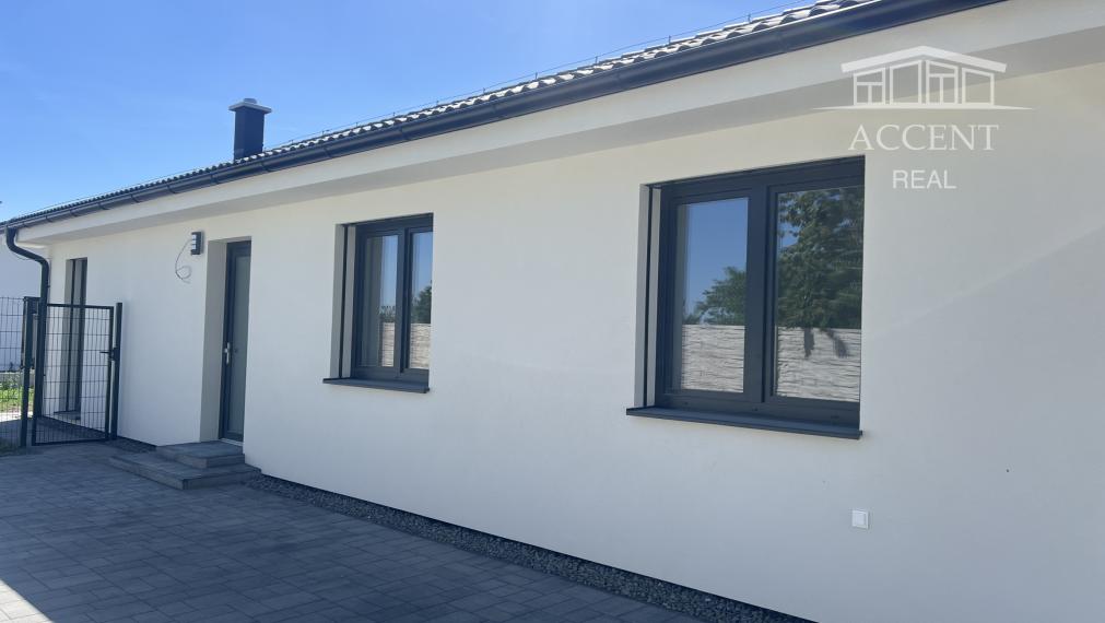 SKOLAUDOVANÉ - PRIESTRANNÝ 4-IZBOVÝ BUNGALOV(128M2) V NADŠTANDARDE, TERASA, EXT. ŽALÚZIE AJ PLOT V CENE, 3 PARKOVACIE MIESTA