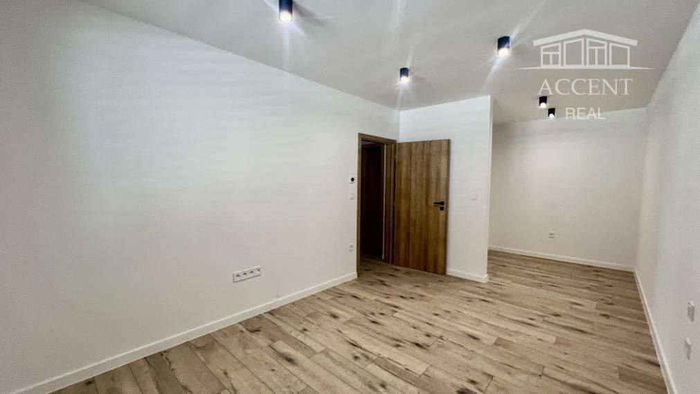 SKOLAUDOVANÉ - PRIESTRANNÝ 4-IZBOVÝ BUNGALOV(128M2) V NADŠTANDARDE, TERASA, EXT. ŽALÚZIE AJ PLOT V CENE, 3 PARKOVACIE MIESTA