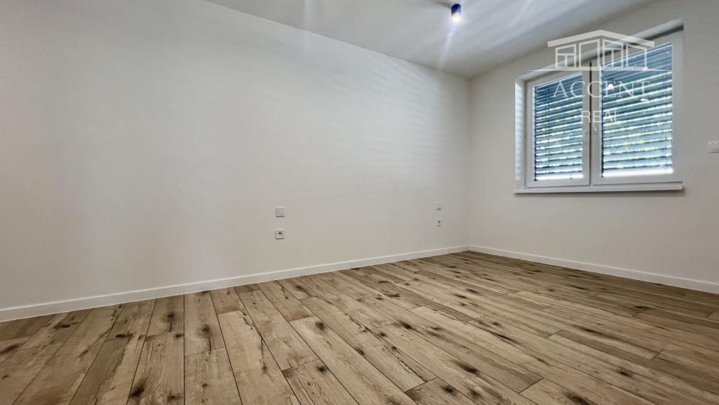 SKOLAUDOVANÉ - PRIESTRANNÝ 4-IZBOVÝ BUNGALOV(128M2) V NADŠTANDARDE, TERASA, EXT. ŽALÚZIE AJ PLOT V CENE, 3 PARKOVACIE MIESTA