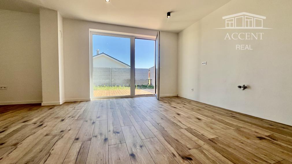 SKOLAUDOVANÉ - PRIESTRANNÝ 4-IZBOVÝ BUNGALOV(128M2) V NADŠTANDARDE, TERASA, EXT. ŽALÚZIE AJ PLOT V CENE, 3 PARKOVACIE MIESTA