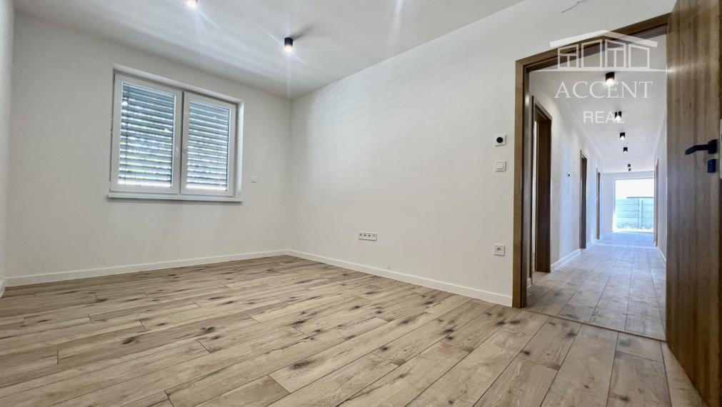 SKOLAUDOVANÉ - PRIESTRANNÝ 4-IZBOVÝ BUNGALOV(128M2) V NADŠTANDARDE, TERASA, EXT. ŽALÚZIE AJ PLOT V CENE, 3 PARKOVACIE MIESTA