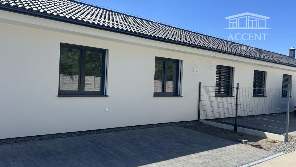 SKOLAUDOVANÉ - PRIESTRANNÝ 4-IZBOVÝ BUNGALOV(128M2) V NADŠTANDARDE, TERASA, EXT. ŽALÚZIE AJ PLOT V CENE, 3 PARKOVACIE MIESTA