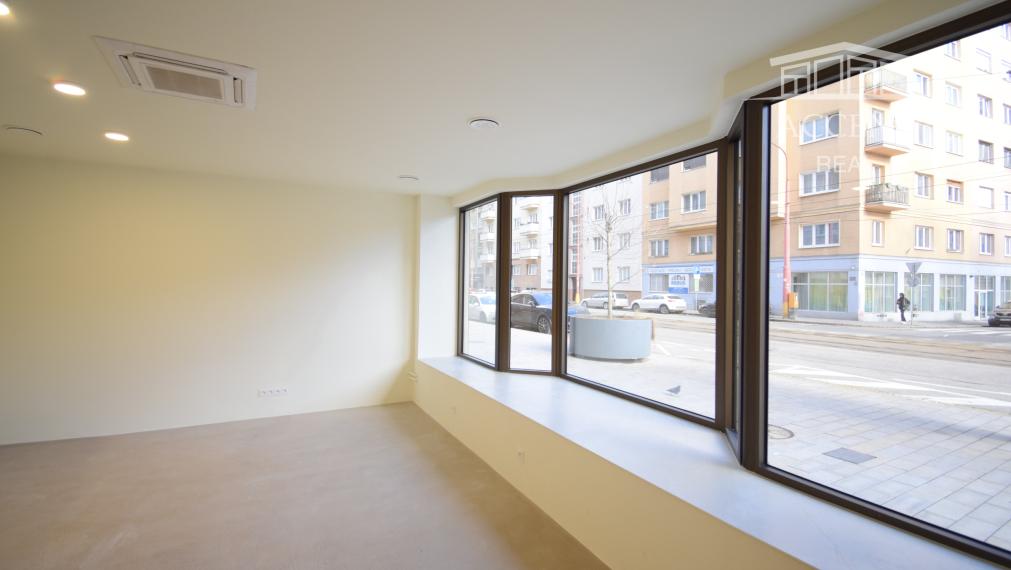 PRÉMIOVÉ OBCHODNÉ PRIESTORY(166M2) S VÝKLADMI NA FREKVENTOVANEJ ULICI V CENTRE - KRÍŽNA UL.