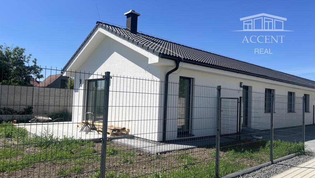 SKOLAUDOVANÝ, VEĽMI PEKNÝ, PRIESTRANNÝ 4-IZBOVÝ BUNGALOV(128M2) V NADŠTANDARDE, TERASA, EXT. ŽALÚZIE AJ PLOT V CENE, 3 PARKOVACIE MIESTA