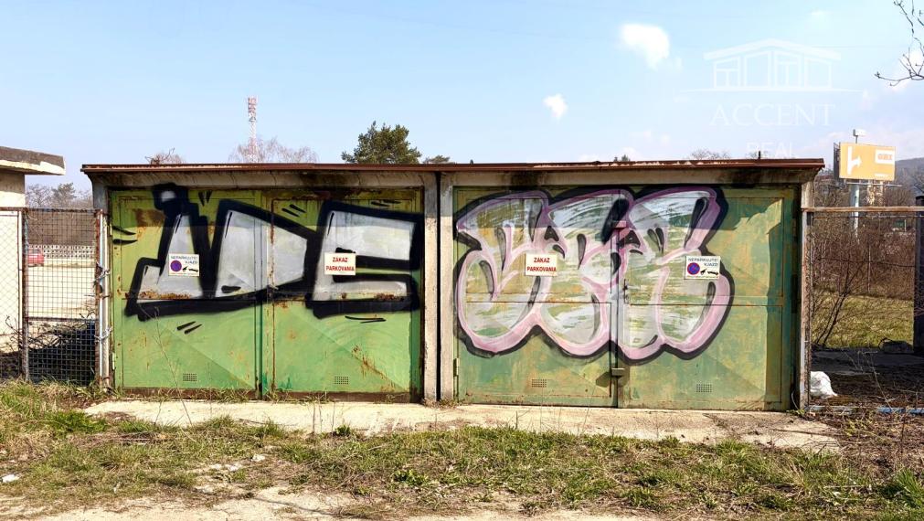 DVE SAMOSTATNÉ GARÁŽE PLUS POZEMOK DÚBRAVKA ULICA NA VRÁTKACH - 449M2
