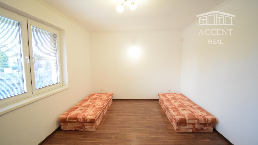 PRENÁJOM - PRIESTRANNÝ 4-IZBOVÝ BUNGALOV (188M2) S GARÁŽOU A S PEKNÝM POZEMKOM (550M2) LEN 4KM OD SENCA - HRUBÝ ŚÚR