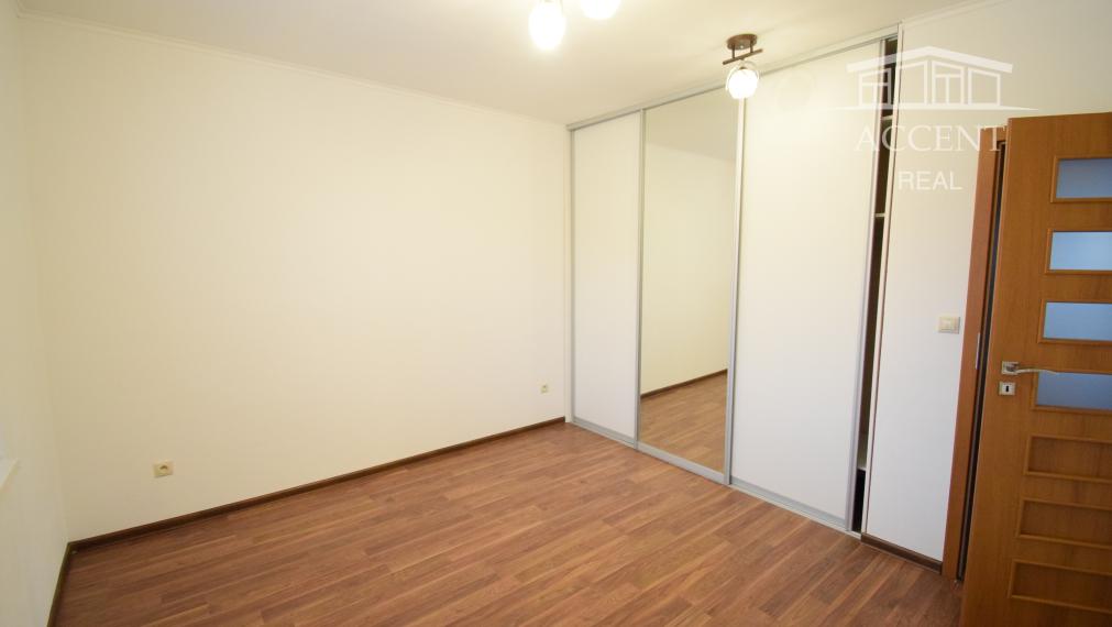 PRENÁJOM - PRIESTRANNÝ 4-IZBOVÝ BUNGALOV (188M2) S GARÁŽOU A S PEKNÝM POZEMKOM (550M2) LEN 4KM OD SENCA - HRUBÝ ŚÚR