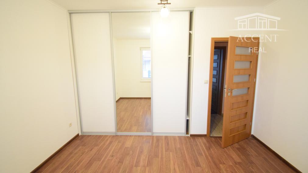 PRENÁJOM - PRIESTRANNÝ 4-IZBOVÝ BUNGALOV (188M2) S GARÁŽOU A S PEKNÝM POZEMKOM (550M2) LEN 4KM OD SENCA - HRUBÝ ŚÚR