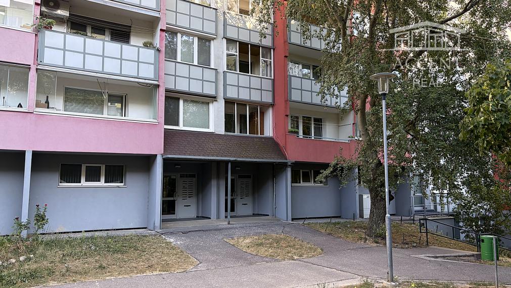 SLNEČNÝ 3-IZBOVÝ BYT (68 m²) V PÔVODNOM STAVE - DLHÉ DIELY