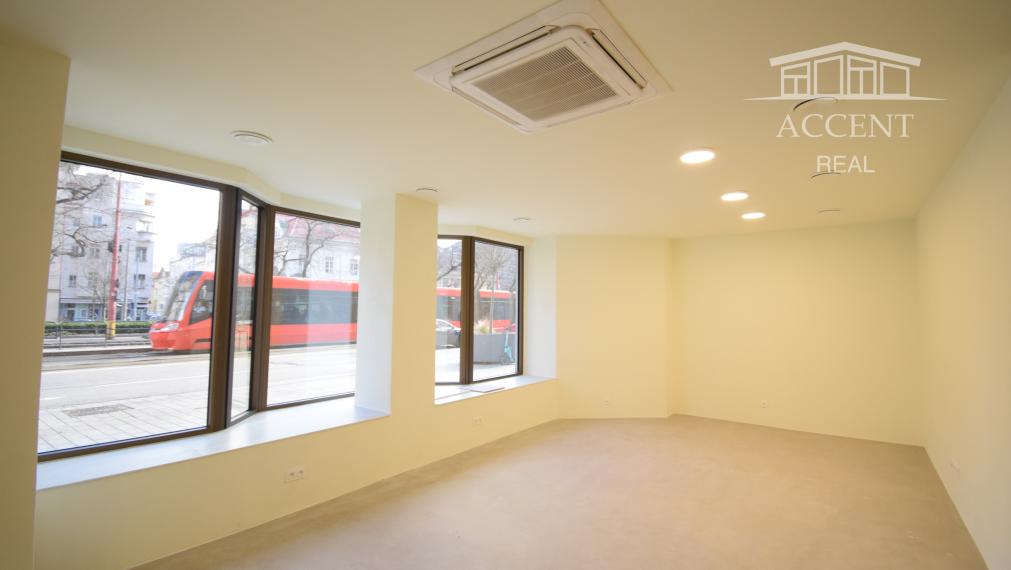 PRÉMIOVÉ OBCHODNÉ PRIESTORY(166M2) S VÝKLADMI NA FREKVENTOVANEJ ULICI V CENTRE - KRÍŽNA UL.