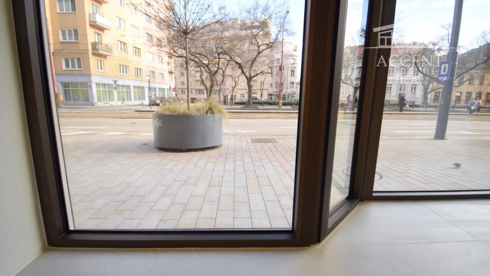 PRÉMIOVÉ OBCHODNÉ PRIESTORY(166M2) S VÝKLADMI NA FREKVENTOVANEJ ULICI V CENTRE - KRÍŽNA UL.