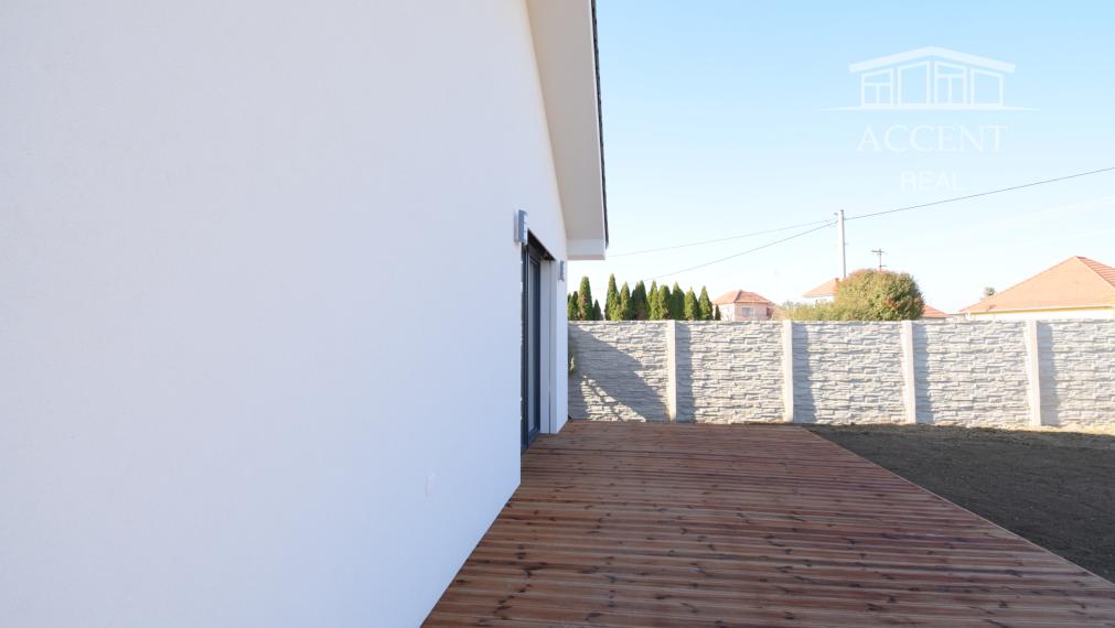 SKOLAUDOVANÉ - PRIESTRANNÝ 4-IZBOVÝ BUNGALOV(128M2) V NADŠTANDARDE, TERASA, EXT. ŽALÚZIE AJ PLOT V CENE, 3 PARKOVACIE MIESTA