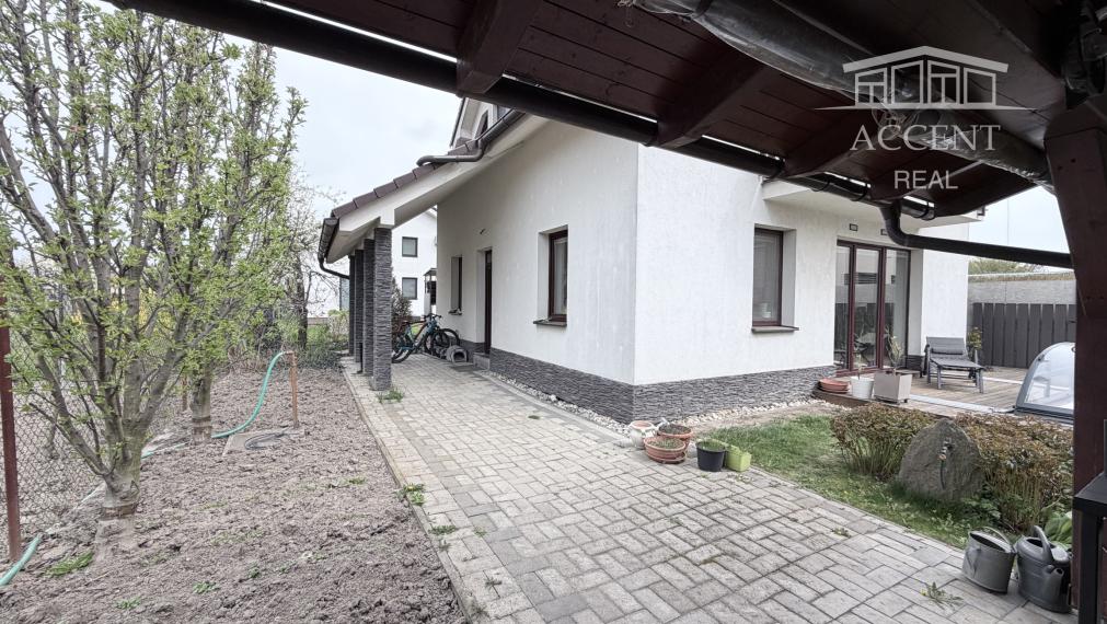 4-IZBOVÝ RODINNÝ DOM S BAZÉNOM A ALTÁNKOM V TICHEJ ČASTI BERNOLÁKOVA