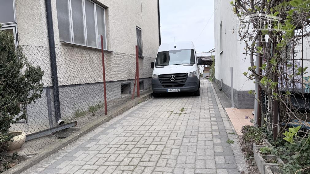 4-IZBOVÝ RODINNÝ DOM S BAZÉNOM A ALTÁNKOM V TICHEJ ČASTI BERNOLÁKOVA