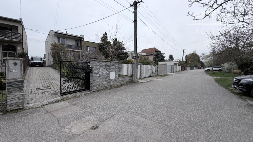 4-IZBOVÝ RODINNÝ DOM S BAZÉNOM A ALTÁNKOM V TICHEJ ČASTI BERNOLÁKOVA