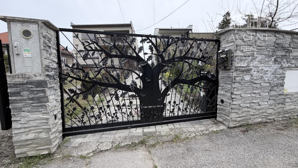 4-IZBOVÝ RODINNÝ DOM S BAZÉNOM A ALTÁNKOM V TICHEJ ČASTI BERNOLÁKOVA