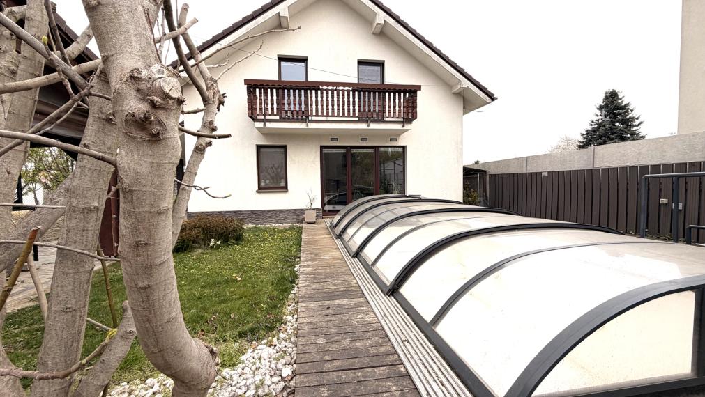 4-IZBOVÝ RODINNÝ DOM S BAZÉNOM A ALTÁNKOM V TICHEJ ČASTI BERNOLÁKOVA