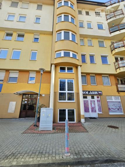MULTIFUNKČNÉ NEBYTOVÉ PRIESTORY S VÝKLADMI (154m2) NA FREKVENTOVANOM MIESTE - HANY MELIČKOVEJ