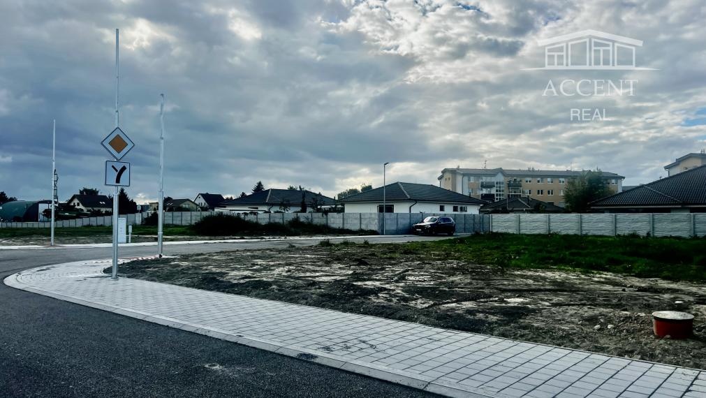 ROŽNÝ STAVEBNÝ POZEMOK (607M2) SO SIEŤAMI V PEKNEJ LOKALITE RODINNÝCH DOMOV - MOST PRI BRATISLAVE