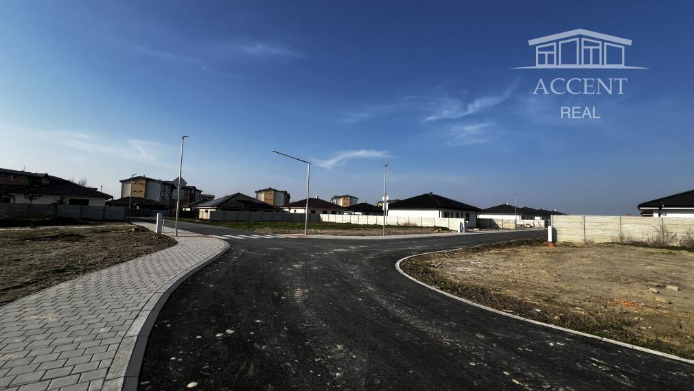 ROŽNÝ STAVEBNÝ POZEMOK (607M2) SO SIEŤAMI V PEKNEJ LOKALITE RODINNÝCH DOMOV - MOST PRI BRATISLAVE