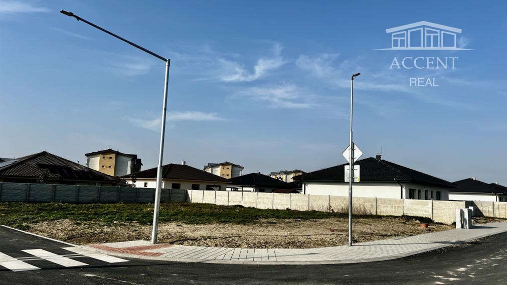 ROŽNÝ STAVEBNÝ POZEMOK (607M2) SO SIEŤAMI V PEKNEJ LOKALITE RODINNÝCH DOMOV - MOST PRI BRATISLAVE