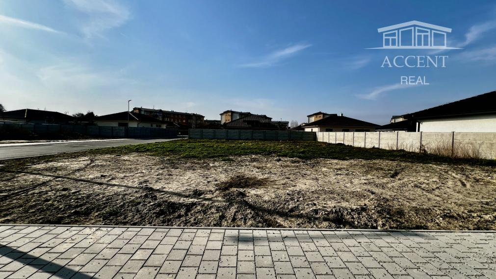 ROŽNÝ STAVEBNÝ POZEMOK (607M2) SO SIEŤAMI V PEKNEJ LOKALITE RODINNÝCH DOMOV - MOST PRI BRATISLAVE