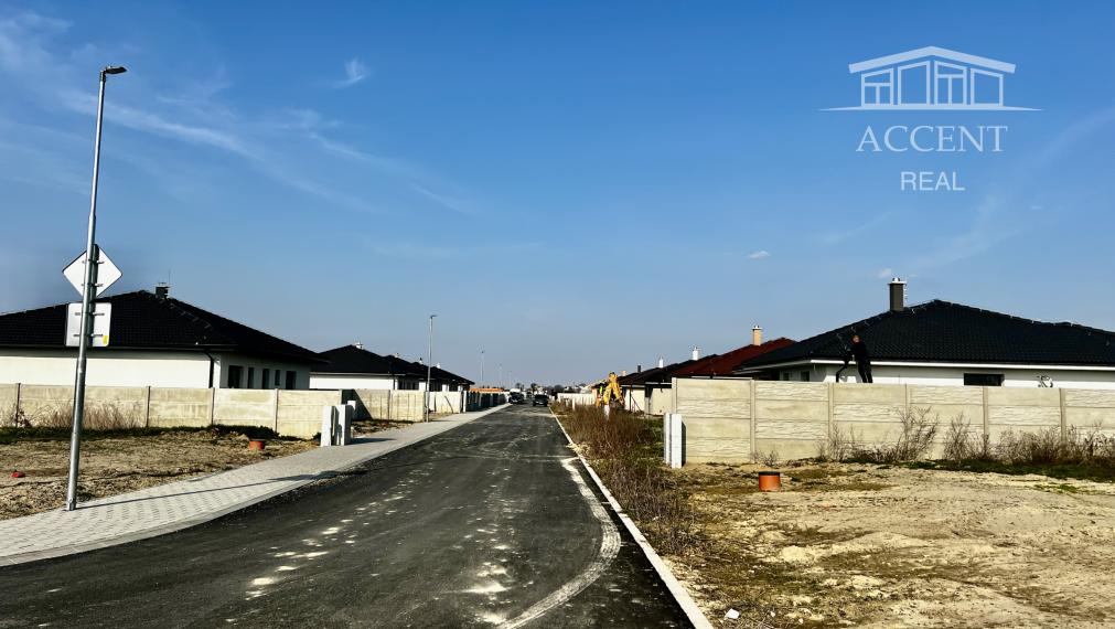 ROŽNÝ STAVEBNÝ POZEMOK (607M2) SO SIEŤAMI V PEKNEJ LOKALITE RODINNÝCH DOMOV - MOST PRI BRATISLAVE