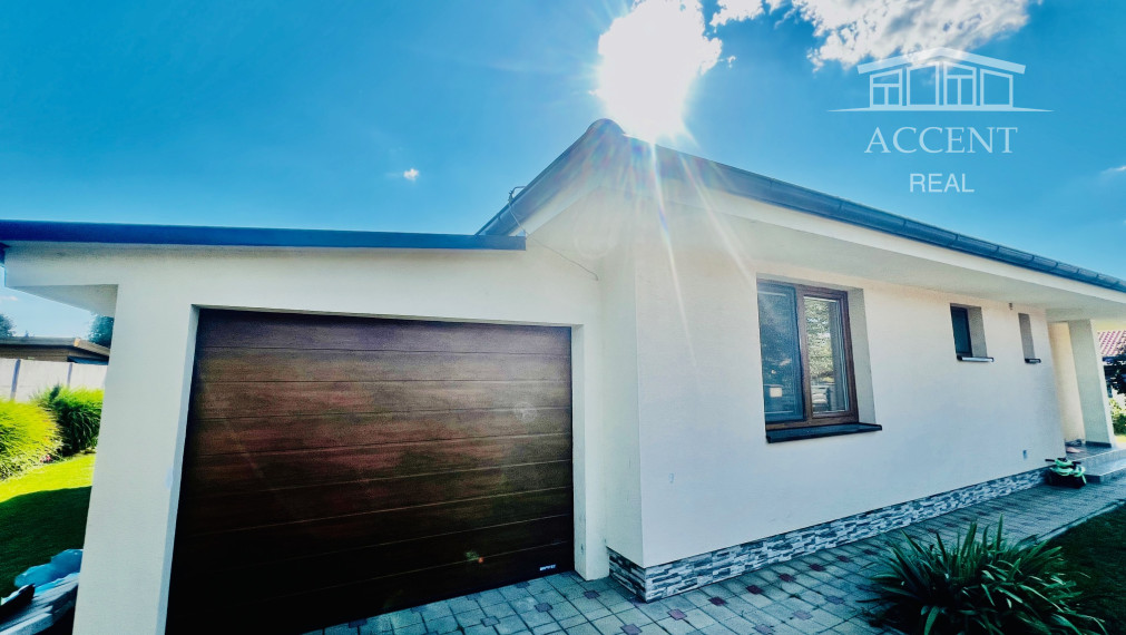 ZNÍŽENÁ CENA- PRIESTRANNÝ 4-IZBOVÝ BUNGALOV (188M2) S GARÁŽOU A S PEKNÝM POZEMKOM (550M2) LEN 4KM OD SENCA - HRUBÝ ŚÚR