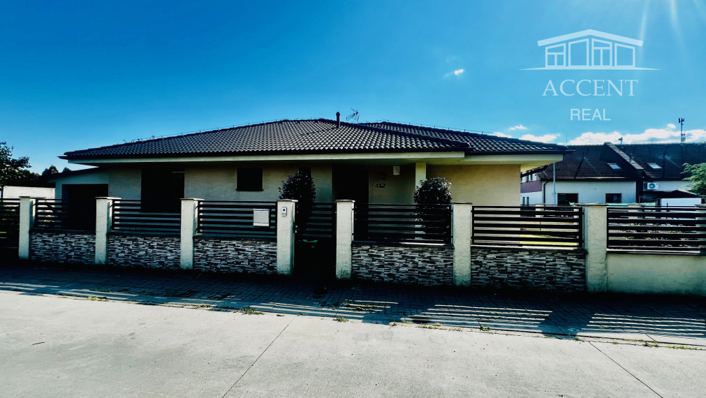 ZNÍŽENÁ CENA- PRIESTRANNÝ 4-IZBOVÝ BUNGALOV (188M2) S GARÁŽOU A S PEKNÝM POZEMKOM (550M2) LEN 4KM OD SENCA - HRUBÝ ŚÚR