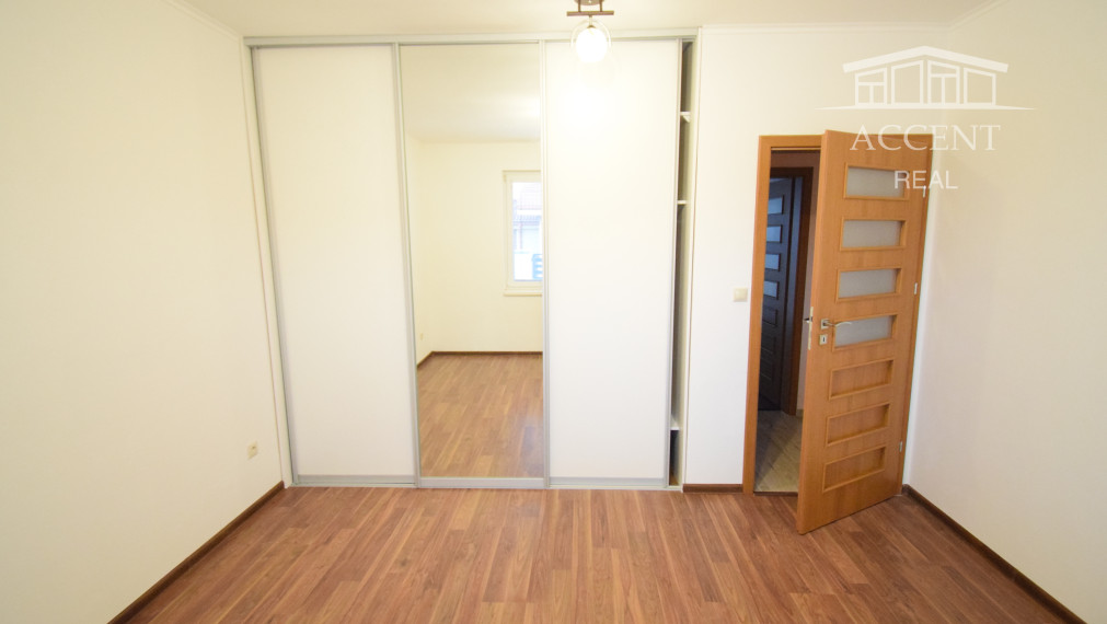 ZNÍŽENÁ CENA- PRIESTRANNÝ 4-IZBOVÝ BUNGALOV (188M2) S GARÁŽOU A S PEKNÝM POZEMKOM (550M2) LEN 4KM OD SENCA - HRUBÝ ŚÚR