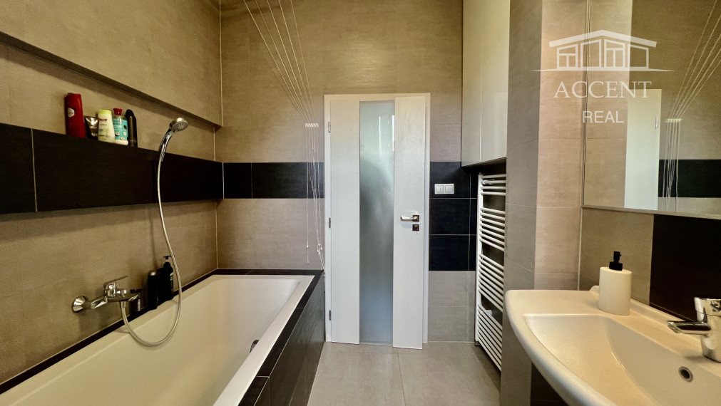 4-IZBOVÝ STAROMESTSKÝ BYT (105M2) S VYSOKÝMI STROPMI A S  ÚCHVATNÝM VÝHĽADOM
