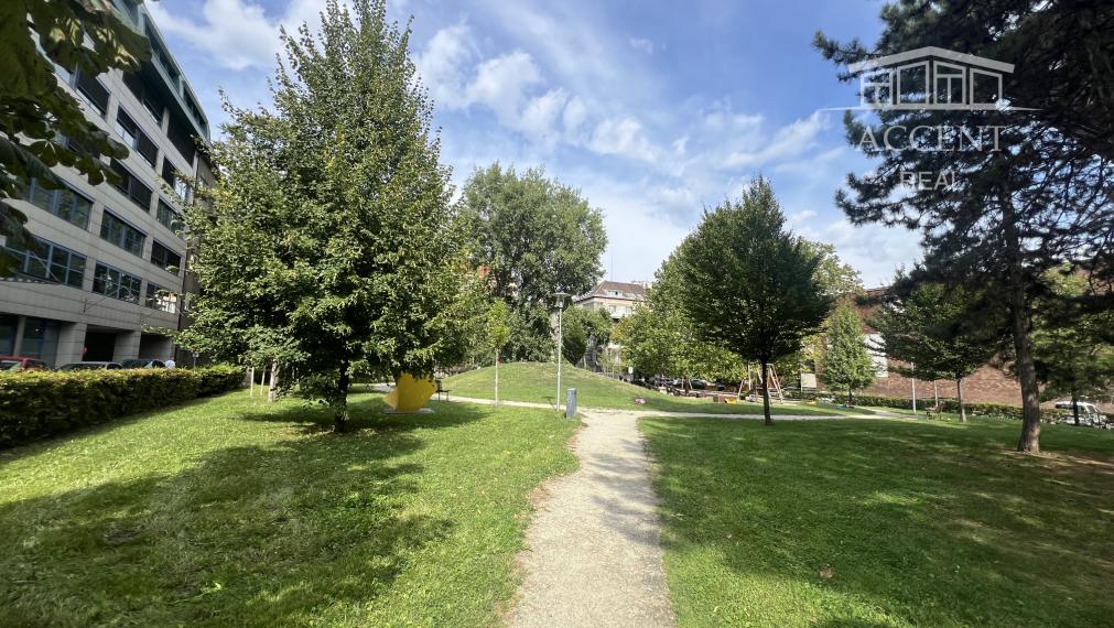 4-IZBOVÝ STAROMESTSKÝ BYT (105M2) S VYSOKÝMI STROPMI A S  ÚCHVATNÝM VÝHĽADOM