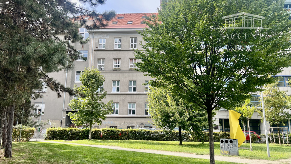 4-IZBOVÝ STAROMESTSKÝ BYT (105M2) S VYSOKÝMI STROPMI A S  ÚCHVATNÝM VÝHĽADOM
