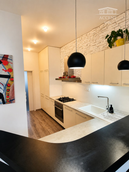 4-IZBOVÝ STAROMESTSKÝ BYT (105M2) S VYSOKÝMI STROPMI A S  ÚCHVATNÝM VÝHĽADOM