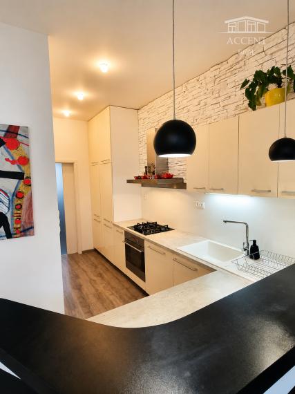CHARIZMATICKÝ 4-IZBOVÝ STAROMESTSKÝ BYT (105M2) S VYSOKÝMI STROPMI A S KRÁSNYM VÝHĽADOM