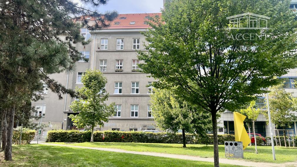CHARIZMATICKÝ 4-IZBOVÝ STAROMESTSKÝ BYT (105M2) S VYSOKÝMI STROPMI A S KRÁSNYM VÝHĽADOM