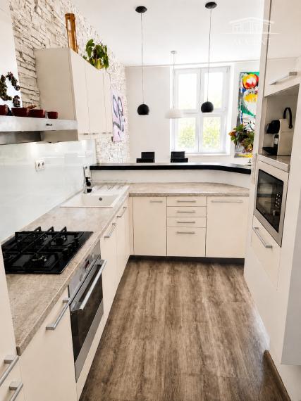 CHARIZMATICKÝ 4-IZBOVÝ STAROMESTSKÝ BYT (105M2) S VYSOKÝMI STROPMI A S KRÁSNYM VÝHĽADOM