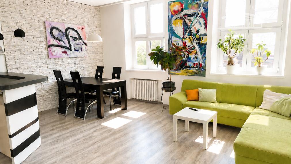 CHARIZMATICKÝ 4-IZBOVÝ STAROMESTSKÝ BYT (105M2) S VYSOKÝMI STROPMI A S KRÁSNYM VÝHĽADOM