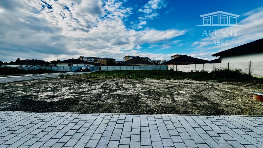 ROŽNÝ STAVEBNÝ POZEMOK (607M2) SO SIEŤAMI V PEKNEJ LOKALITE RODINNÝCH DOMOV - MOST PRI BRATISLAVE