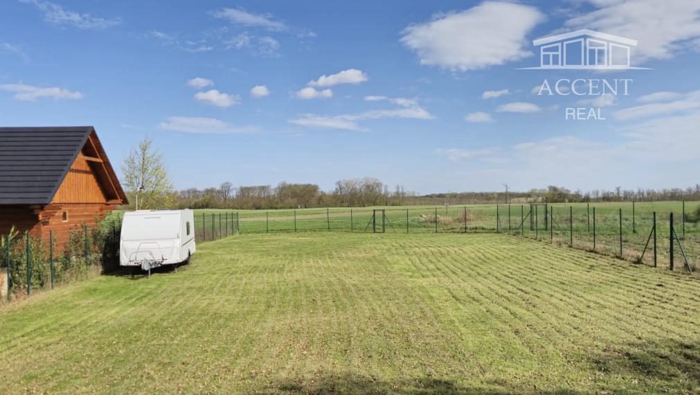 PEKNÝ OPLOTENÝ SLNEČNÝ POZEMOK (500M2) V ČUNOVE