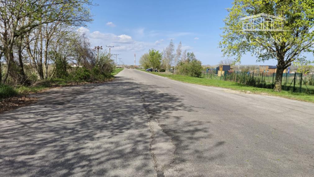 PEKNÝ OPLOTENÝ SLNEČNÝ POZEMOK (500M2) V ČUNOVE