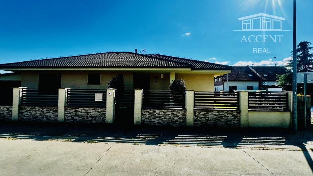 ZNÍŽENÁ CENA- PRIESTRANNÝ 4-IZBOVÝ BUNGALOV (188M2) S GARÁŽOU A S PEKNÝM POZEMKOM (550M2) LEN 4KM OD SENCA - HRUBÝ ŚÚR