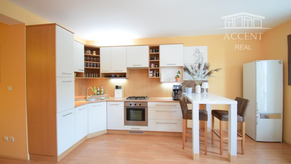PEKNÝ, KOMPLETNE ZARIADENÝ 1-IZBOVÝ BYT 45M2 S PARKOVACÍM MIESTOM